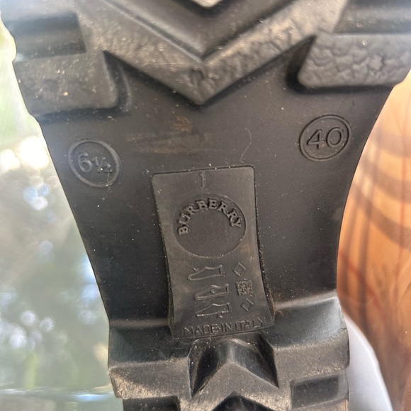 Burberry rain boots - Picture 6 of 9